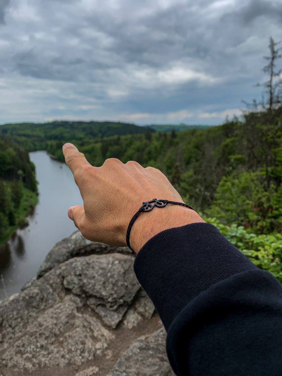 PULSERA CICLISTA NEGRA